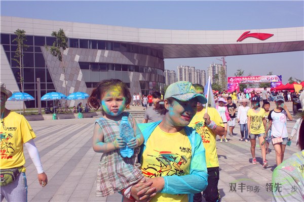 南陽市首屆彩虹跑參加活動的健身愛好者